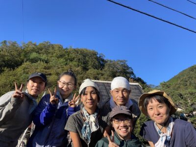 Haruo Nishio with young applicants for thatching work in Japan