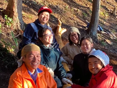 Haruo Nishio working with young people preparing yukiwari thatch for a Japanese roof