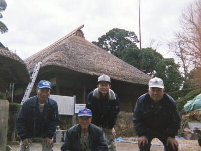 Haruo Nishio with master thatchers from Ibaraki at a cultural property site in Chiba, Japan