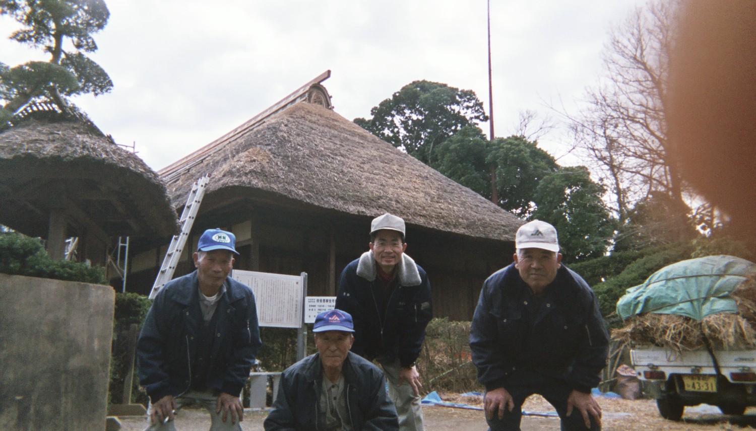 Haruo Nishio with master thatchers from Ibaraki at a cultural property site in Chiba, Japan