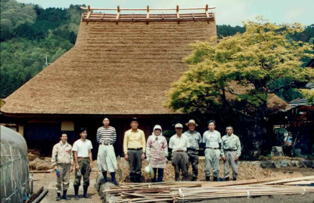 Haruo Nishio with Makoto Nakano and master Hidekazu Yamauchi at the Kobayashi family cultural property site in 1994