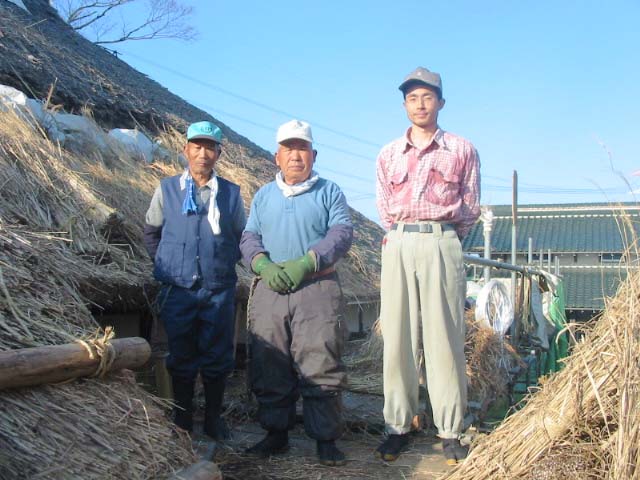 Haruo Nishio learning the “Tooshimono” eaves technique from master thatchers in Ibaraki