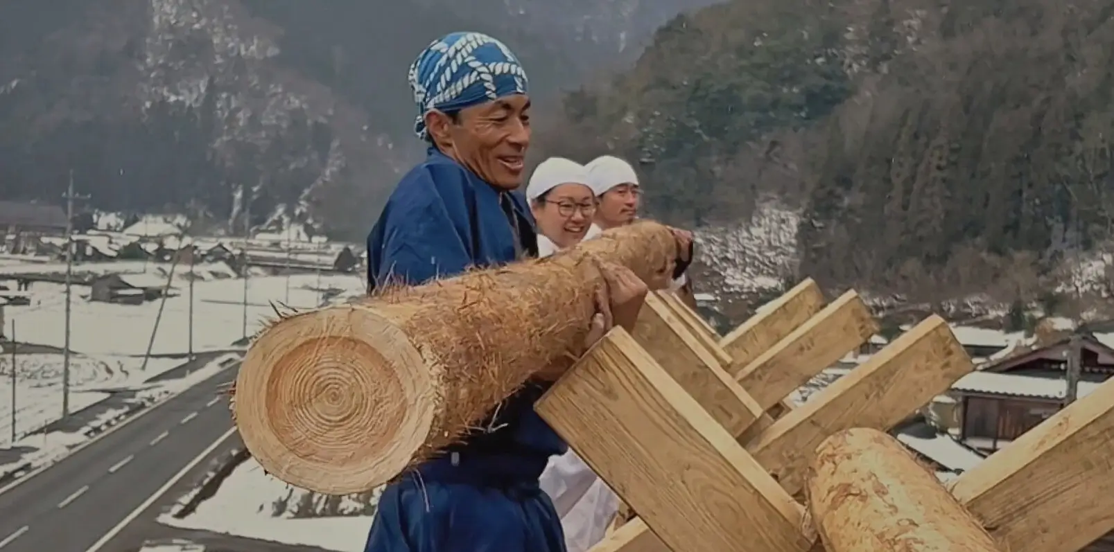 Haruo Nishio working as a thatcher