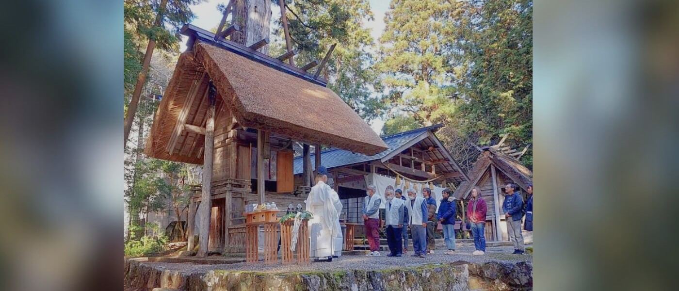 Thatched-roof shrine building at Kōtai Shrine (Moto-Ise Naikū), Kyoto